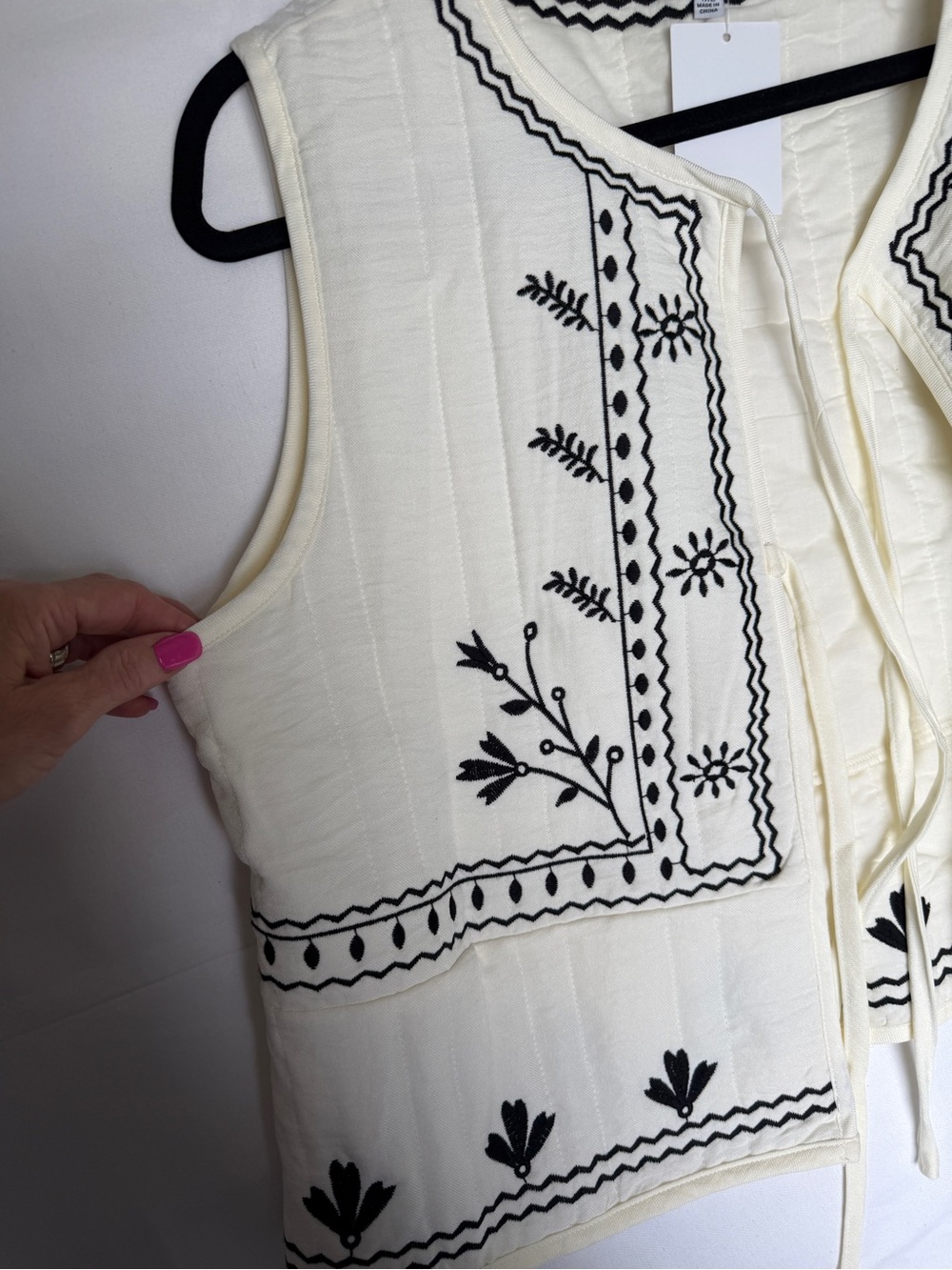 Polagram Cream Sleeveless Embroidered Tie-Front Vest - Picture 5 of 6